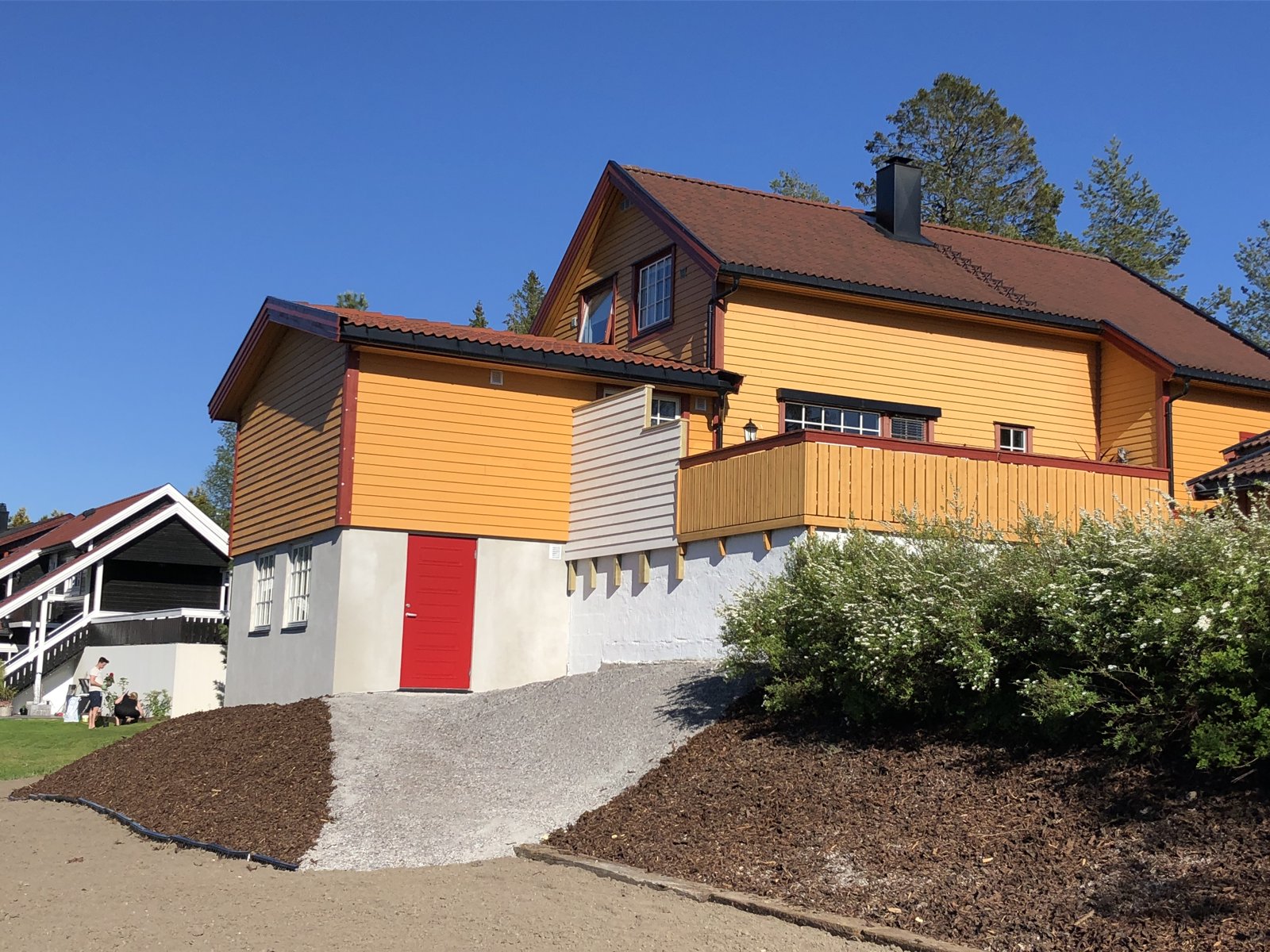 Tilbygg med kjeller, gult hus