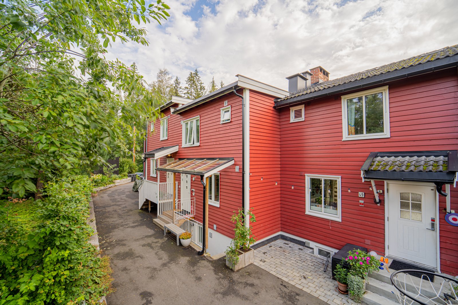 Rødt hus med ny kjellerinngang. Samme prosjekt som B11