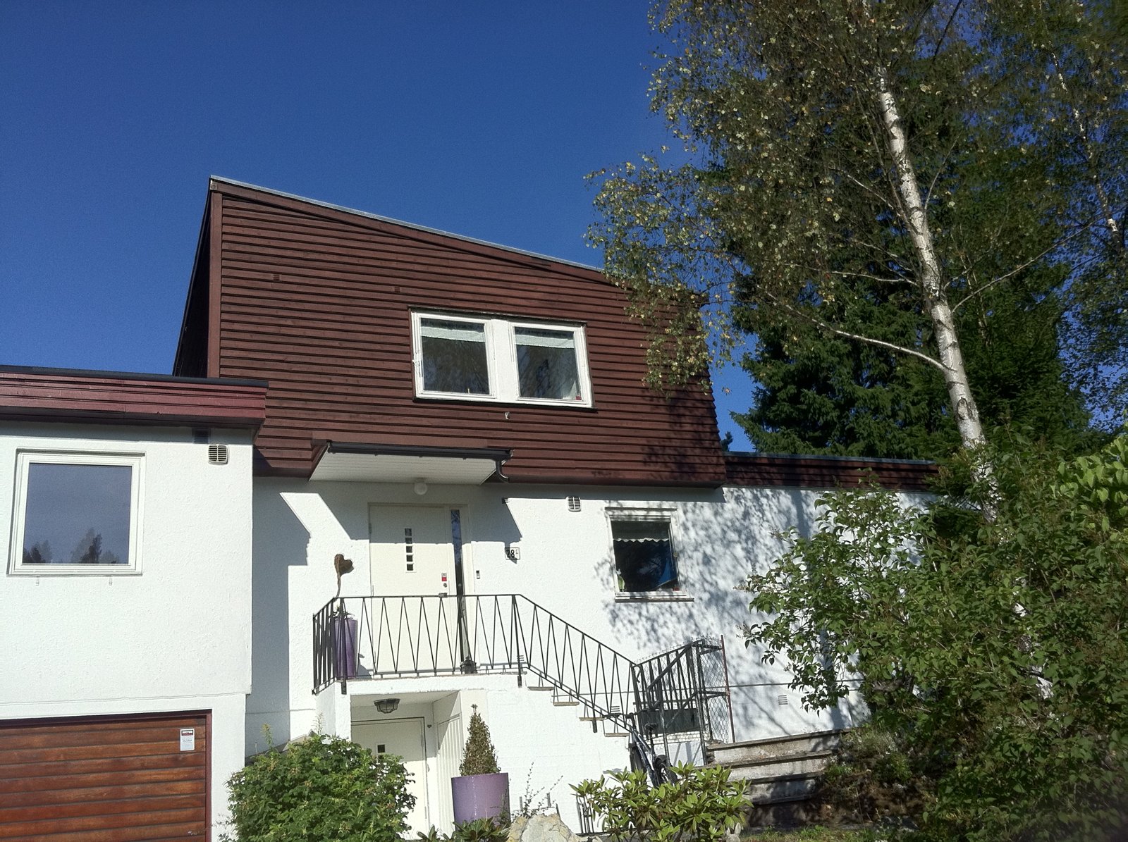 Nytt ark på hvitt hus (eldre mobilbilde)