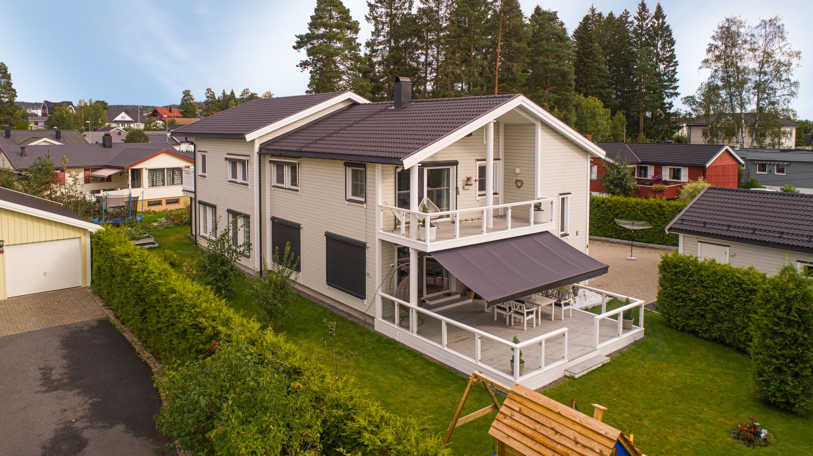 Påbygg på hvit enebolig, fra drone