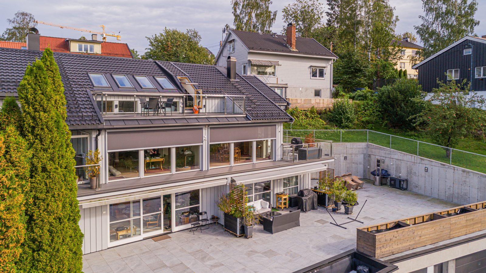 Påbygg med takvinduer og terrasse. Samme hus som B4