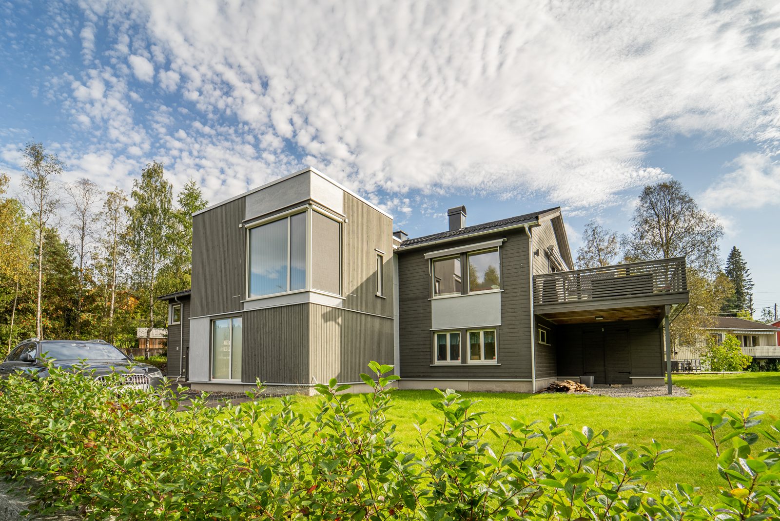 Moderne påbygg i grått