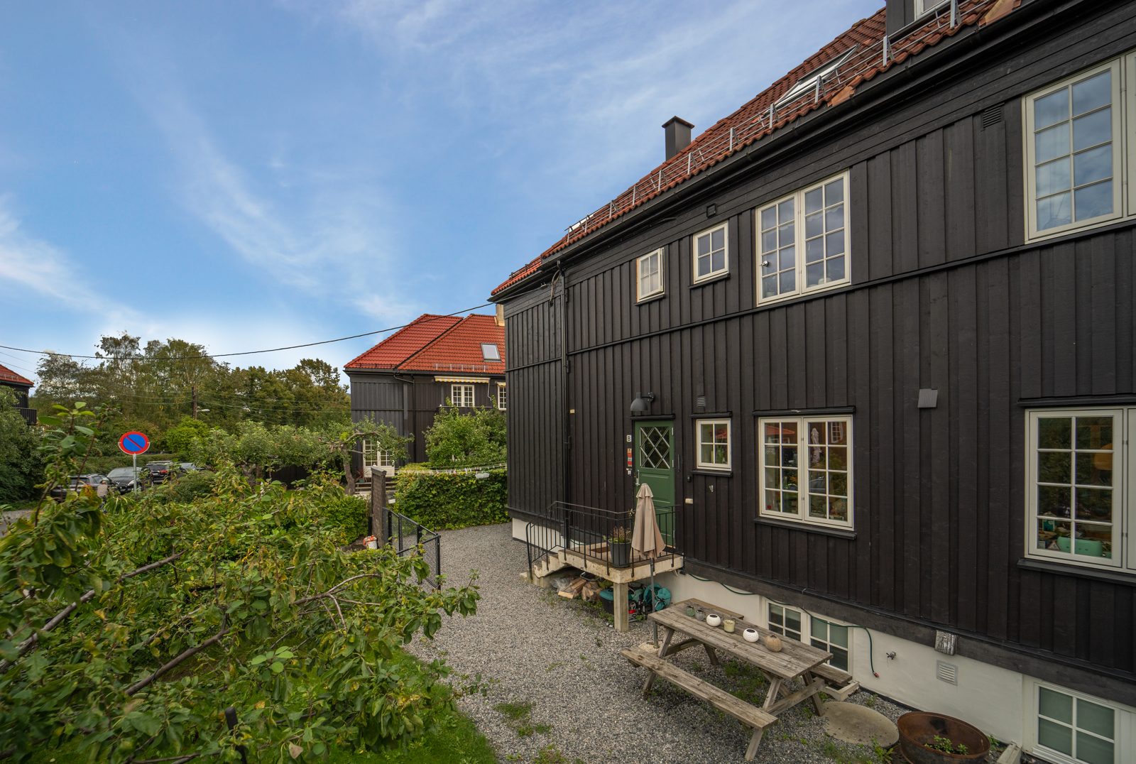 Lang svart bolig med påbygg