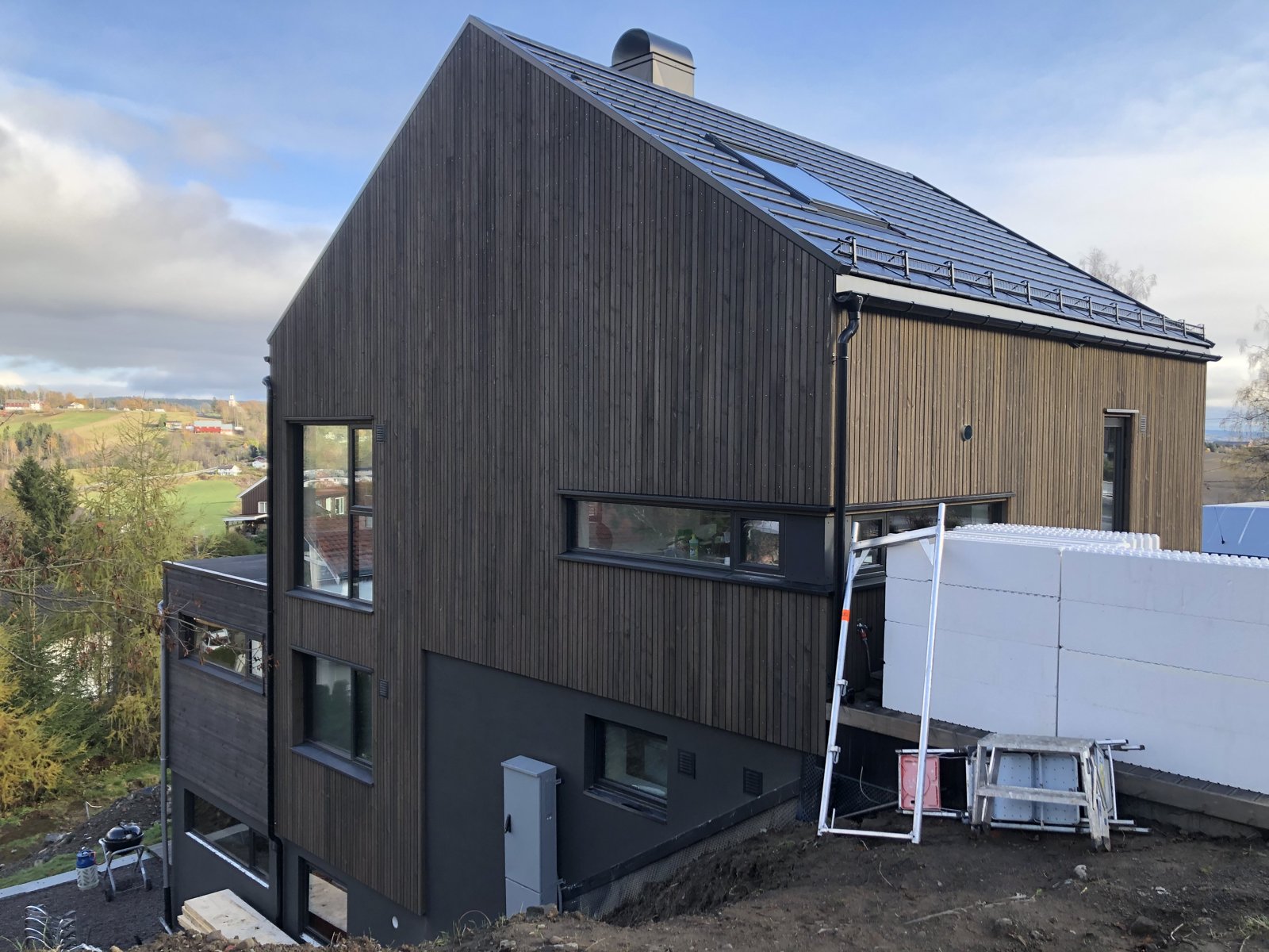 Påbygg med mørk trekledning, nesten ferdig