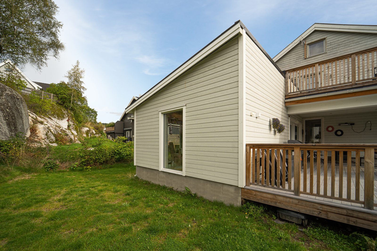 Lyst tilbygg med terrasse og balkong